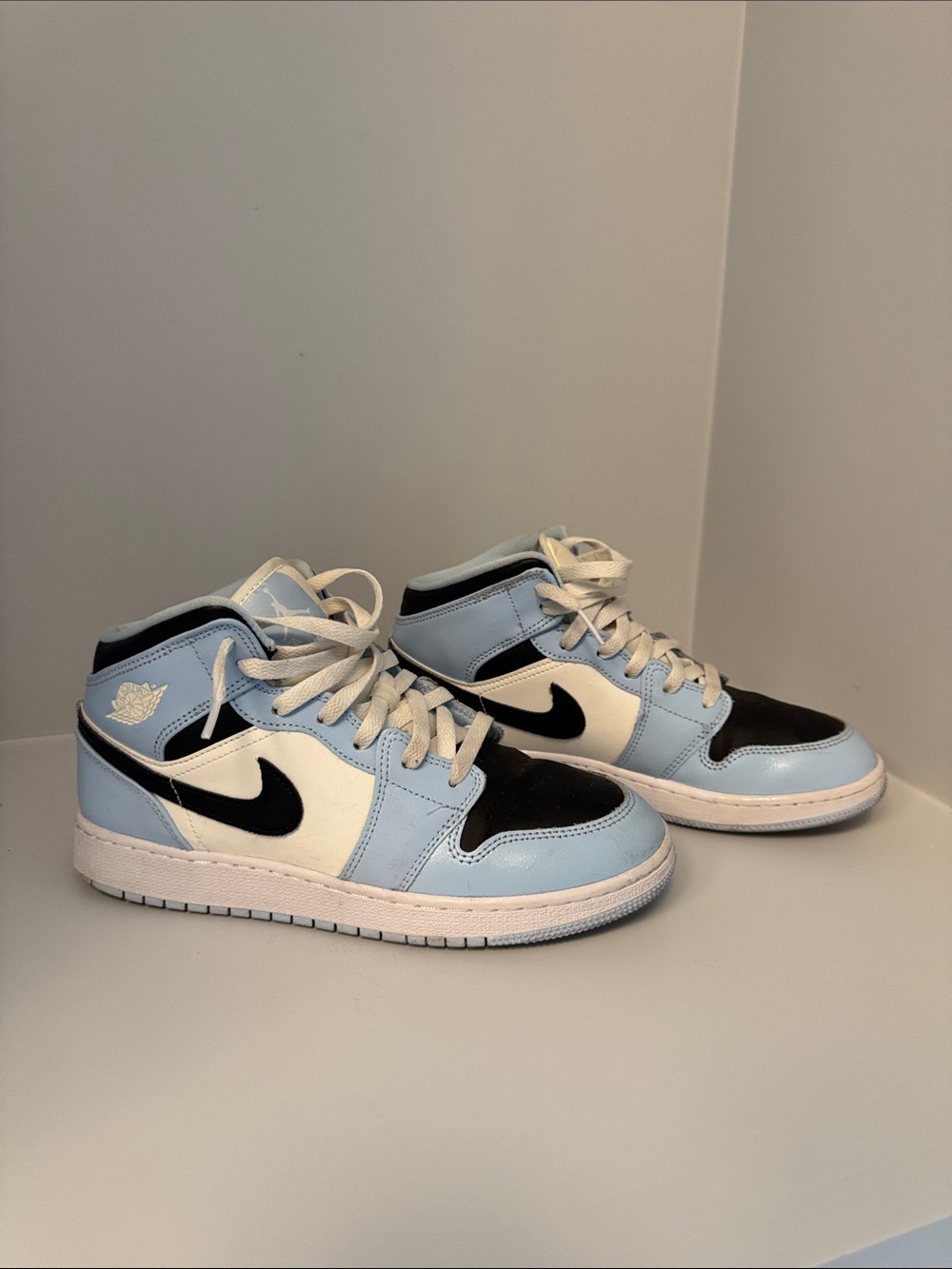 Youth Size 7 Unisex Nike Air Jordan 1 Mid Light Blue, Black & White 🩵VGUC!🖤